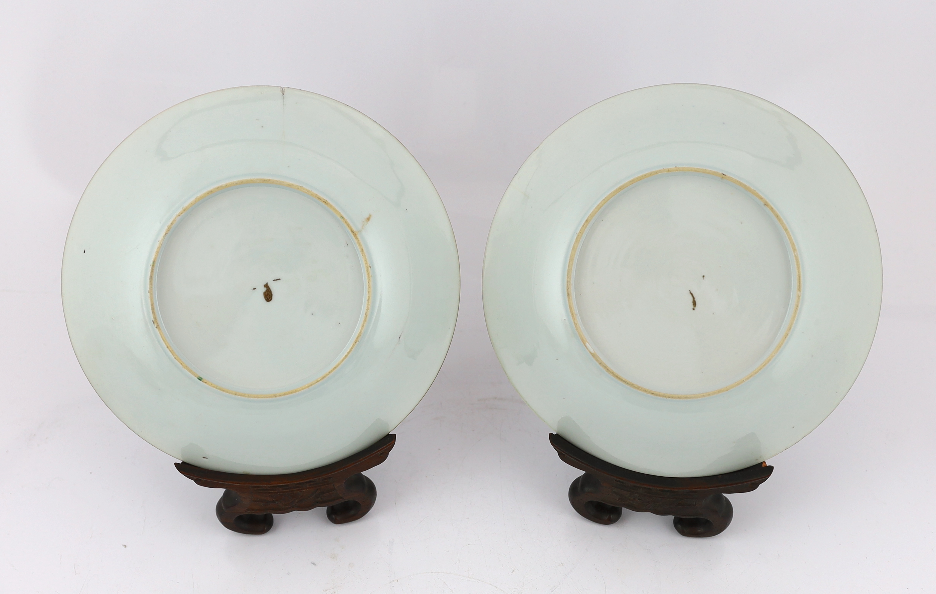 A pair of Chinese famille verte dishes, Kangxi/Yongzheng period, hairline cracks